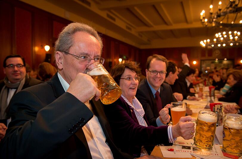 Prost! OB Christian Ude gönnt sich am Sonntag im Hofbräukelller ein Bier.