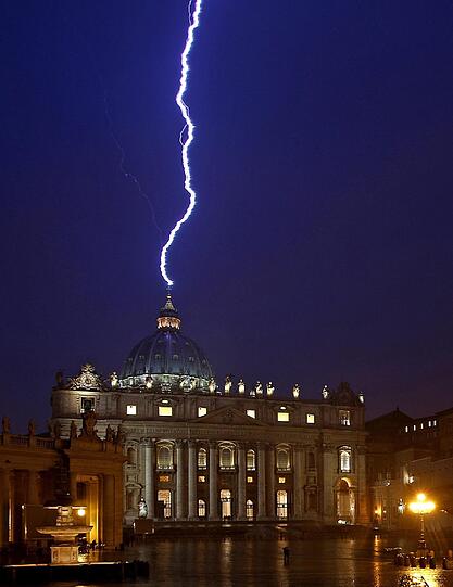 Kawummm! Ein gewaltiger Blitz schlägt in der Kuppel der Petersdom in Rom. Ausgerechnet am Abend nach der Rücktrittserklärung des Papstes. Ein Zeichen?