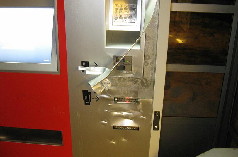 Der beschädigte Fahrkartenautomat nach dem Einbruchversuch.