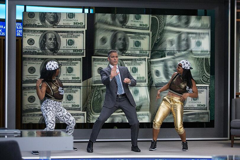 Macht sich in diesem Film durchaus auch mal zum Deppen, um den modernen Medien-Blödsinn zu entlarven: George Clooney als Infotainment-Showmaster in &bdquo;Money Monster&ldquo;. Oben: Julia Roberts als Aufnahmeleiterin und Redakteurin der Investment-Sendung.