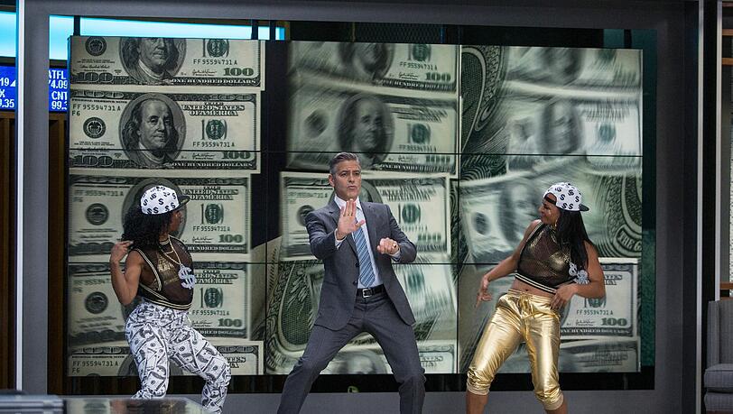 Macht sich in diesem Film durchaus auch mal zum Deppen, um den modernen Medien-Blödsinn zu entlarven: George Clooney als Infotainment-Showmaster in „Money Monster“. Oben: Julia Roberts als Aufnahmeleiterin und Redakteurin der Investment-Sendung. Macht sich in diesem Film durchaus auch mal zum Deppen, um den modernen Medien-Blödsinn zu entlarven: George Clooney als Infotainment-Showmaster in „Money Monster“. Oben: Julia Roberts als Aufnahmeleiterin und Redakteurin der Investment-Sendung.