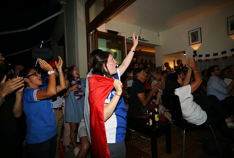 Beim Halbfinale gegen Frankreich müssen die Münchner Fans stark sein. Das zeigen die Bilder vom Public Viewing.