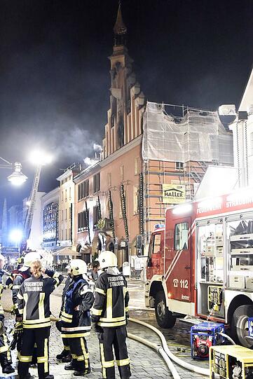 Ein Übergreifen der Flammen auf benachbarte Gebäude konnte die Feuerwehr verhindern.