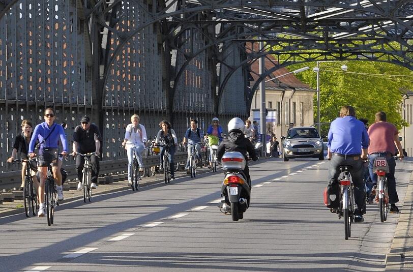 Auf der Hackerbrücke ist&rsquo;s ganz schön eng, Radler und Autos teilen sich die Fahrbahn. Kommt jetzt die Fahrradstraße?