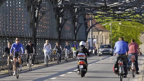 Auf der Hackerbrücke ist&rsquo;s ganz schön eng, Radler und Autos teilen sich die Fahrbahn. Kommt jetzt die Fahrradstraße?