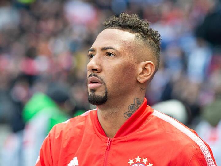 Jerome Boateng von Bayern München steht im Stadion. Foto: Soeren Stache/dpa-Zentralbild/dpa/Archivbild
