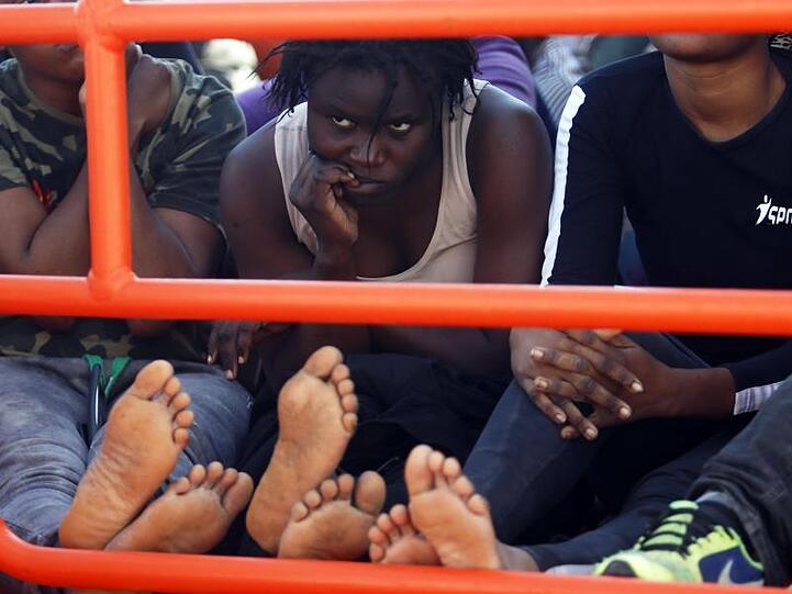 Migranten kommen in einem Rettungsboot im Hafen von Malaga an.