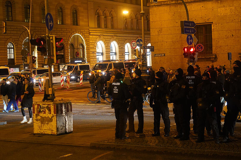 Eine ursprünglich für den Abend angekündigte Demonstration mit bis zu 5.000 Teilnehmern hatten die Veranstalter kurz zuvor abgesagt - weil sie mit den gerichtlich bestätigten Auflagen nicht zufrieden waren.