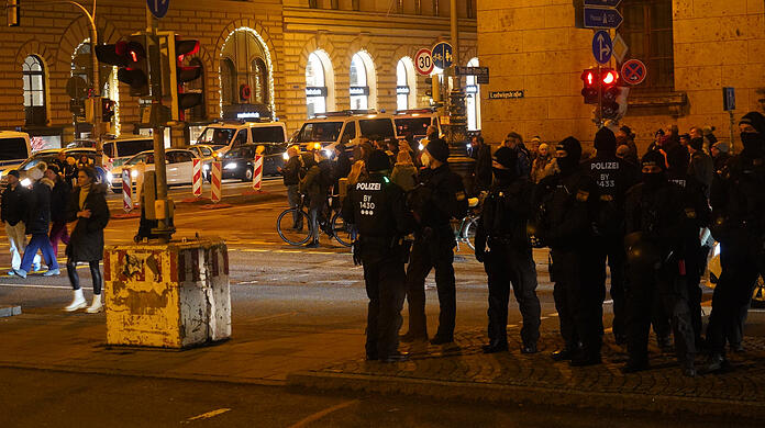 Eine ursprünglich für den Abend angekündigte Demonstration mit bis zu 5.000 Teilnehmern hatten die Veranstalter kurz zuvor abgesagt - weil sie mit den gerichtlich bestätigten Auflagen nicht zufrieden waren.