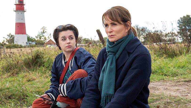 "Schule am Meer: Elternfreuden": Direktorin Katharina (Anja Kling, r.) sieht in Tara (Paula Schindler) mehr als eine Schülerin von vielen. "Schule am Meer: Elternfreuden": Direktorin Katharina (Anja Kling, r.) sieht in Tara (Paula Schindler) mehr als eine Schülerin von vielen.