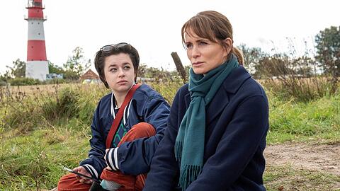 "Schule am Meer: Elternfreuden": Direktorin Katharina (Anja Kling, r.) sieht in Tara (Paula Schindler) mehr als eine Schülerin von vielen.