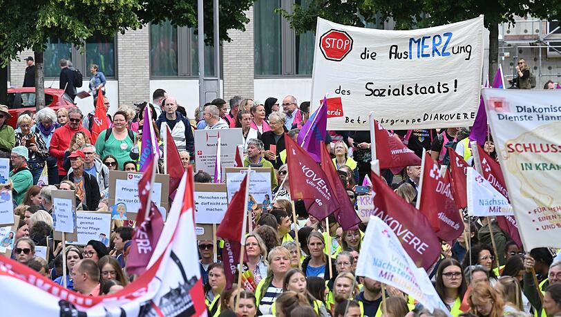 In Hannover protestierten mehrere Tausend Menschen gegen die Gesundheitsreform.