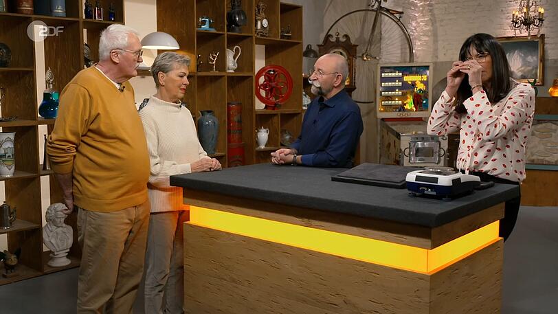 Horst Lichter erkundigte sich neugierig nach dem Material des aufsehenerregenden Schmuckst&uuml;cks. "14-kar&auml;tiges Gold, ich habe es getestet", verriet Rezepa-Zabel. Sie erg&auml;nzte:  "Silberdoubliert."