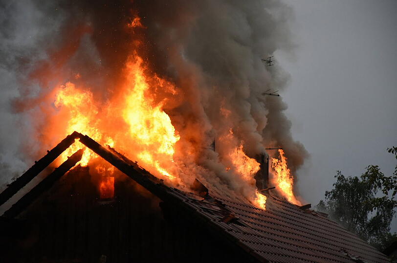 Stundenlang kämpfte die Feuerwehr gegen die Flammen in Vilsheim-Kemoden. Die Bilder vom Einsatz.