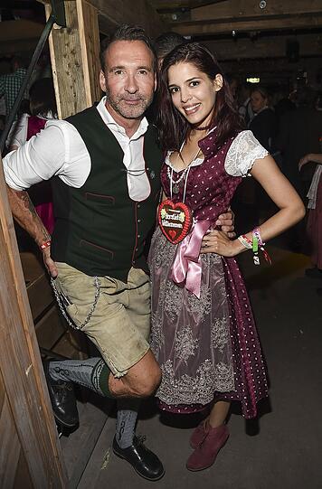 Jochen Bendel mit Jasmin Lord im Käfer