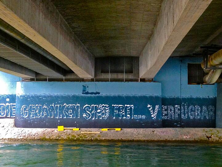 Unter der Brudermühlbrücke schaut's jedes Jahr anders bunt aus: Grafittisprayer verkünstlern sich hier bei "Isart".