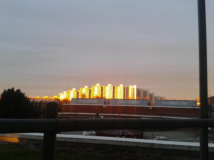 Der AZ-Leser L. Manou hat das Neuerplacher Zentrum in der untergehenden Sonne fotografiert.
