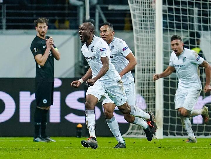 Guimaraes' Ali Al Musrati (l) sorgte mit seinem Tor zum 2:2 für die Wende.