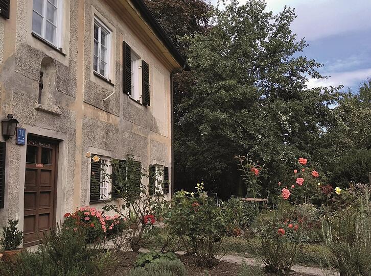 Teil des Dorfkern-Ensembles Ramersdorf: Das ehemalige Jagdhaus mit Vorgarten an der Aribonenstraße.