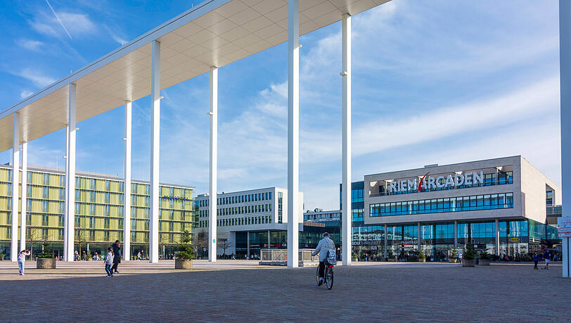 "Eigentlich zu hässlich für München", so beschreibt Münchens OB Dieter Reiter den Willy-Brandt-Platz vor den Riem Arcaden. Noch im Herbst dieses Jahres soll er verschönert werden.