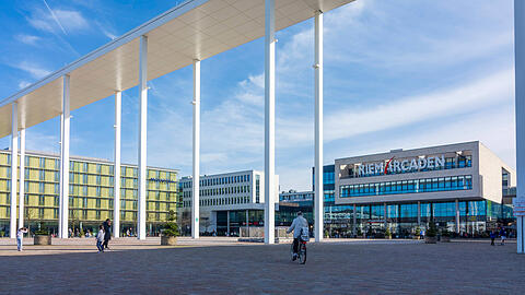 "Eigentlich zu hässlich für München", so beschreibt Münchens OB Dieter Reiter den Willy-Brandt-Platz vor den Riem Arcaden. Noch im Herbst dieses Jahres soll er verschönert werden.