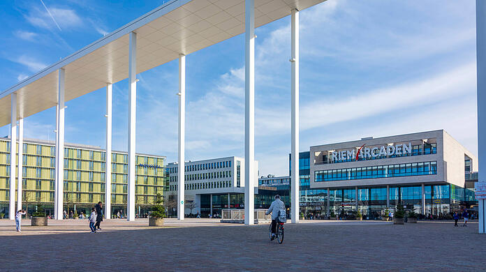 "Eigentlich zu hässlich für München", so beschreibt Münchens OB Dieter Reiter den Willy-Brandt-Platz vor den Riem Arcaden. Noch im Herbst dieses Jahres soll er verschönert werden.