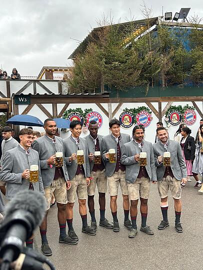Prost! Die Bayern-Stars am Sonntag auf der Wiesn.