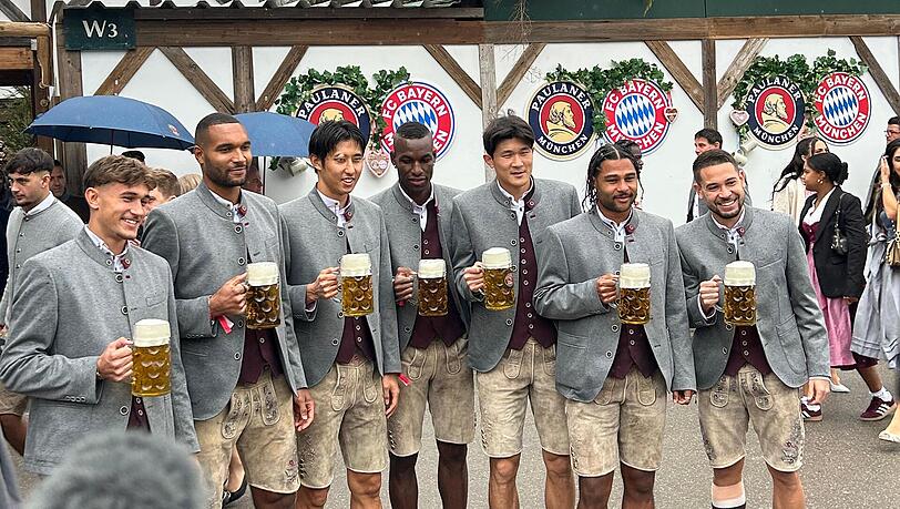 Prost! Die Bayern-Stars am Sonntag auf der Wiesn. Prost! Die Bayern-Stars am Sonntag auf der Wiesn.