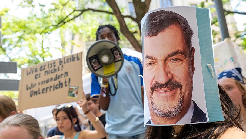Bayerns Ministerpräsident Markus Söder (CSU) wurde wegen des Festhaltens an unangekündigten Tests zum Ziel des Protests. Bayerns Ministerpräsident Markus Söder (CSU) wurde wegen des Festhaltens an unangekündigten Tests zum Ziel des Protests.