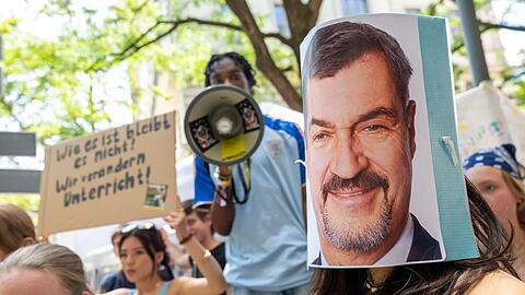 Bayerns Ministerpr&auml;sident Markus S&ouml;der (CSU) wurde wegen des Festhaltens an unangek&uuml;ndigten Tests zum Ziel des Protests.