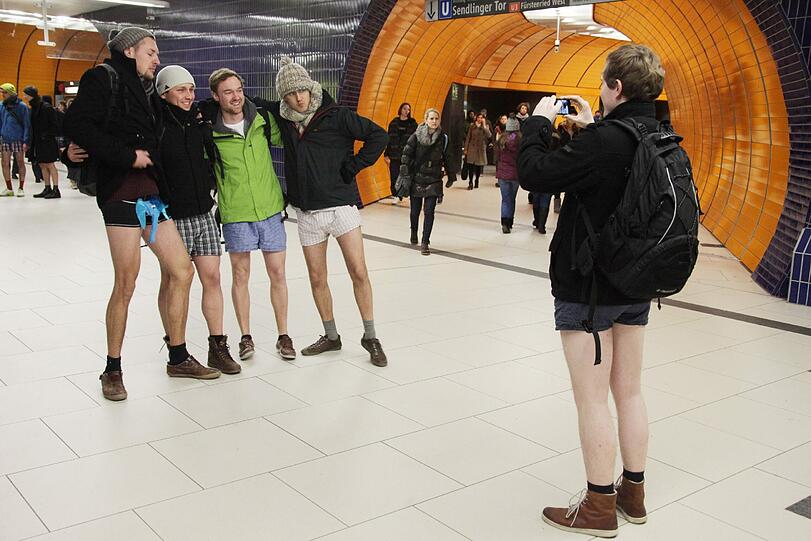 So macht U-Bahn fahren Spaß. Die Bilder vom Unterhosen-Flashmob in München.