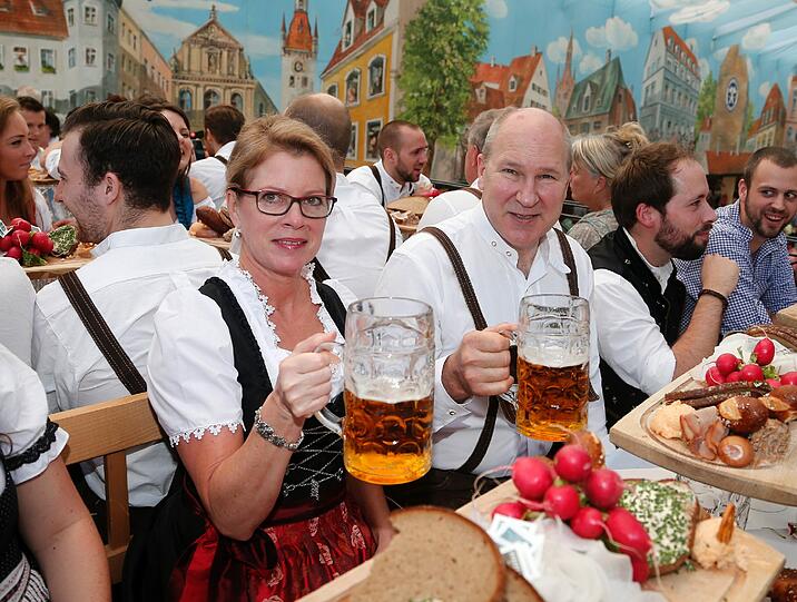 Mit Wiesn-Playmate: Der EHC feiert 2014 auf dem Okotberfest. Die Bilder.