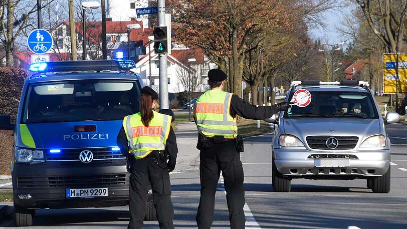 Die Polizei setzte eine große Fahndung ein und kontrollierte Autos.