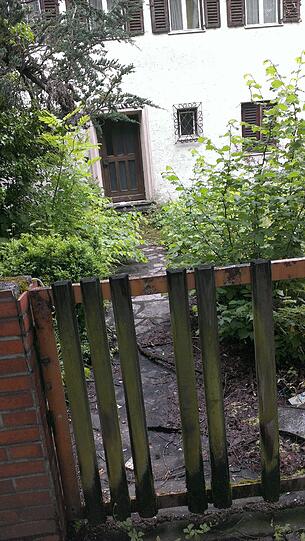 Der Weg zur Tür der Villa - oder besser: zum Geisterhaus.