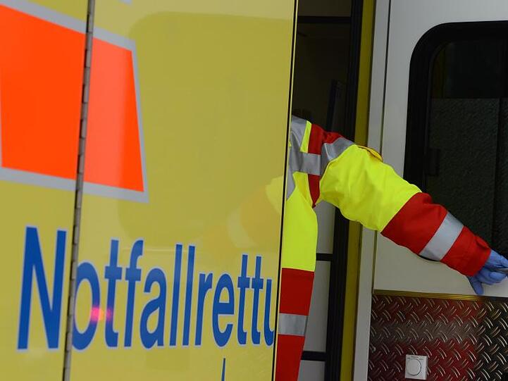 Ein Rettungsassistent steigt in einen Rettungswagen. Foto: Jens Kalaene/zb/dpa/Symbolbild