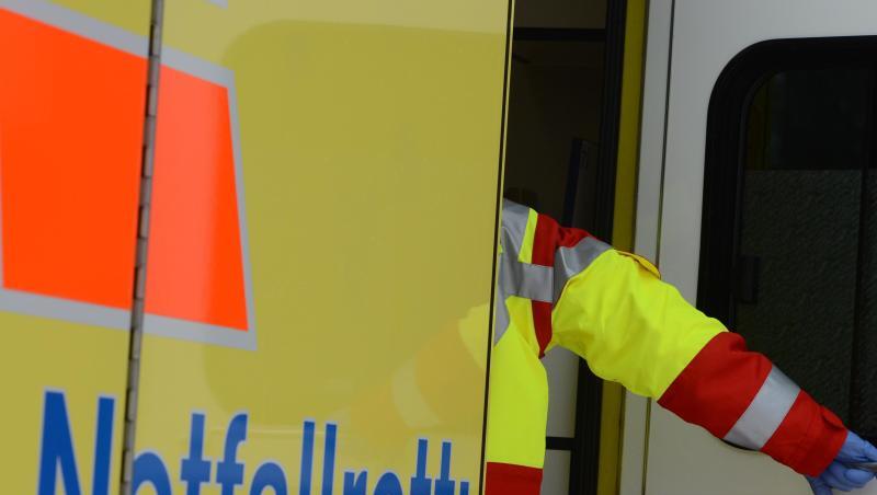 Ein Rettungsassistent steigt in einen Rettungswagen. Foto: Jens Kalaene/zb/dpa/Symbolbild Ein Rettungsassistent steigt in einen Rettungswagen. Foto: Jens Kalaene/zb/dpa/Symbolbild