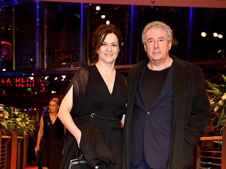 Die Schauspielerin Martina Gedeck hat ihren Partner Markus Imboden zur feierlichen Eröffnung der Internationalen Filmfestspiele in Berlin mitgebracht.