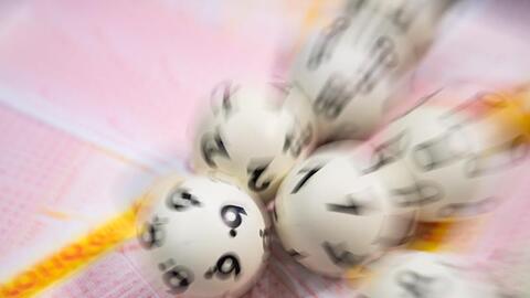 Lotto-Kugeln liegen auf einem Lottoschein.