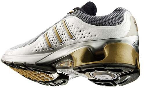 Laufschuh oder High-Tech Gerät? Der elektronisch gedämpfte &bdquo;Adidas 1&ldquo;.