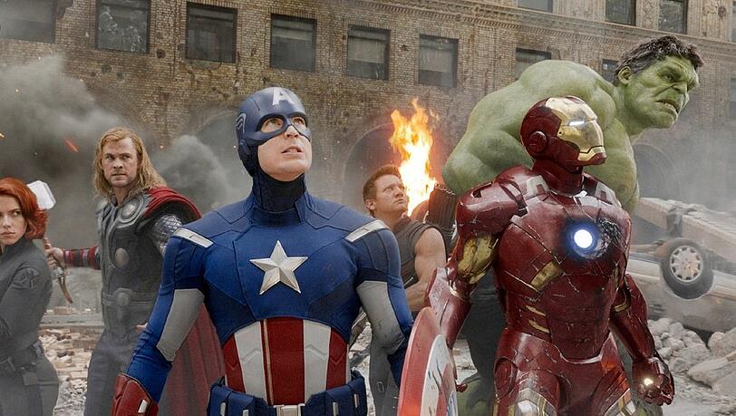 Chris Evans (l.) als Captain America.