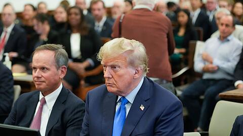 Donald Trump sitzt im Gerichtssaal des New York Supreme Court.