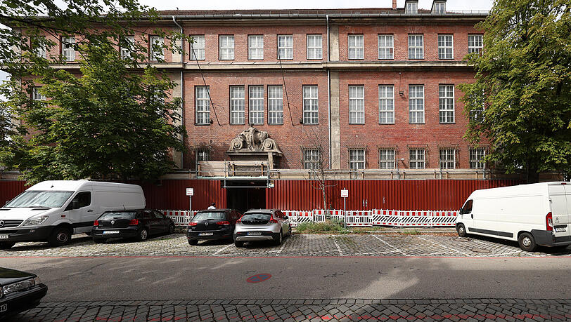Schon seit fast 20 Jahren steht dieses Geb&auml;ude auf dem Viehhofgel&auml;nde leer. Jetzt will die Stadt das beenden.
