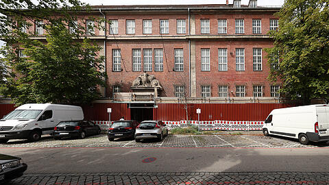 Schon seit fast 20 Jahren steht dieses Geb&auml;ude auf dem Viehhofgel&auml;nde leer. Jetzt will die Stadt das beenden.