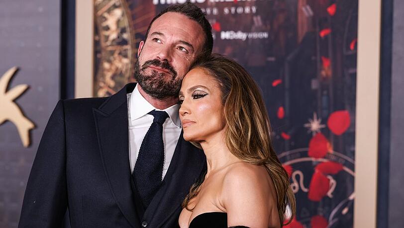 Ben Affleck ist seit der Trennung von Jennifer Lopez vor zwei Jahren offiziell Single. Ben Affleck ist seit der Trennung von Jennifer Lopez vor zwei Jahren offiziell Single.