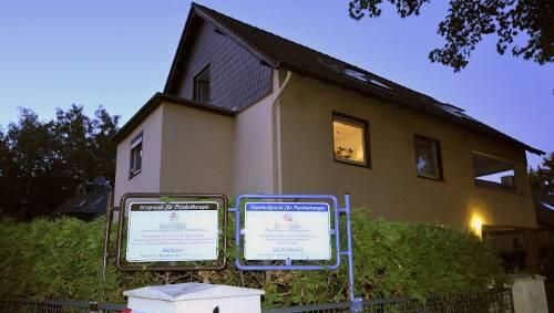 In dieser Praxis fand die mysteriöse Drogensitzung statt. In dieser Praxis fand die mysteriöse Drogensitzung statt.