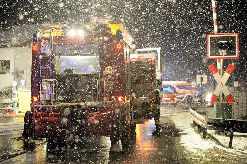 Tödlicher Unfall am Bahnübergang: Die Bilder vom Feuerwehreinsatz.