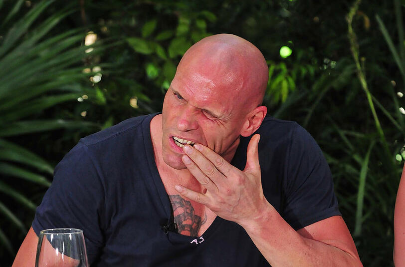 Thorsten dagegen futtert fröhlich drauf los und holt so den dritten Stern für sein Team. Sein engagierter Einsatz bleibt nicht ohne Folgen. Thorsten zeigt auf einen oberen Backenzahn: &bdquo;Ich habe mir am Penis ein Stück Zahn abgebrochen!&ldquo;