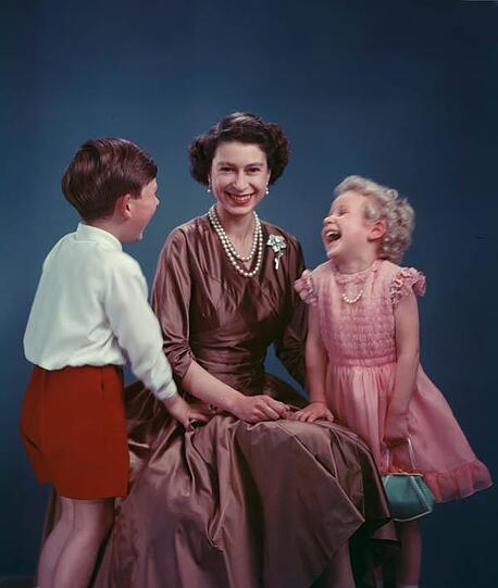 Ein selten ausgelassener Moment: Die Königin lässt sich mit ihren Kindern Charles und Anne fotografieren, doch die albern lieber herum.