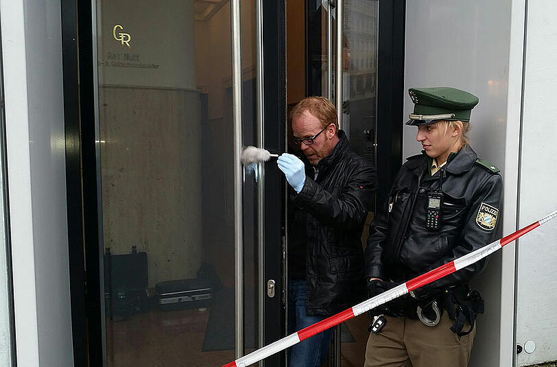 Juwelier in der Altstadt München überfallen: Ein Schmuckgeschäft in der Dienerstraße ist ausgeraubt worden. Die Bilder von der Spurensicherung.