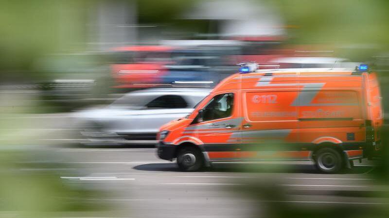 Ein Rettungswagen fährt auf einer Straße. Foto: Sebastian Gollnow/dpa/Archivbild